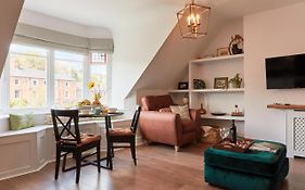 Finest Retreats - Olde Englishe Apt 4